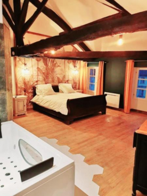 Suite Penthouse Romantique avec Jacuzzi, Confolens, Charente
